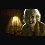 黄色い歯の老女