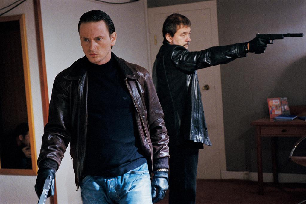 裏切りの闇で眠れ