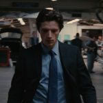 黒いスーツを着た男