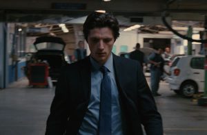 黒いスーツを着た男